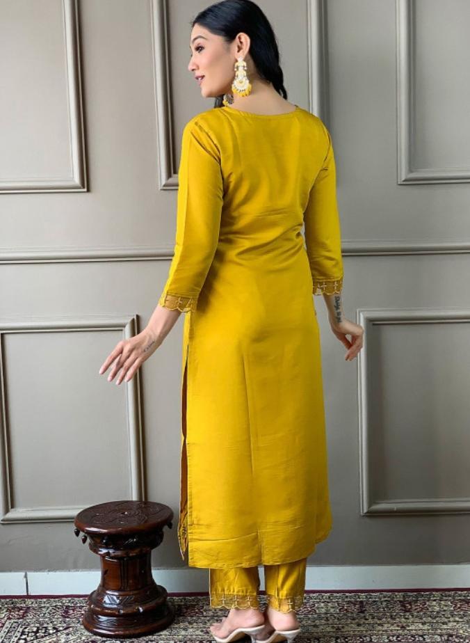 Women Floral Embroidered Regular Thread Work Chanderi Cotton Kurta with Trousers & With Dupatta